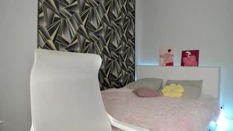 Snapshot of peroona chatting on 12-04-25, 08:23 Mia online show from 12-04-25, 08:23