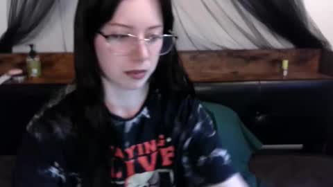 Snapshot of persephones_garden chatting on 11-19-25, 09:20 Persephone online show from 11-19-25, 09:20