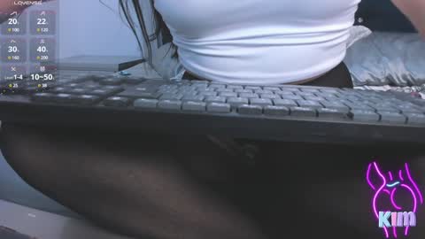 Snapshot of pervert_pantyhose chatting on 01-03-25, 01:14 Kimberly online show from 01-03-25, 01:14