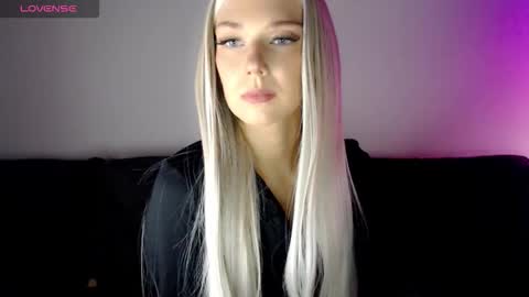 Snapshot of pervyblonde chatting on 11-12-25, 08:15 Isabella online show from 11-12-25, 08:15