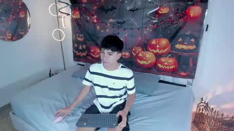 Snapshot of peter_chase chatting on 10-08-25, 11:57 Peter online show from 10-08-25, 11:57