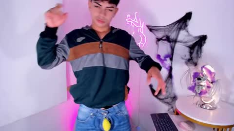 Snapshot of peter_chase chatting on 10-22-25, 07:57 Peter online show from 10-22-25, 07:57