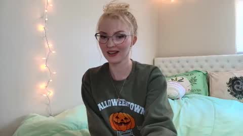 Snapshot of petite_cupcake chatting on 10-27-25, 05:39 Little cupcake online show from 10-27-25, 05:39