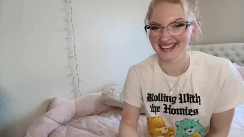 Snapshot of petite_cupcake chatting on 04-21-26, 04:12 Little cupcake online show from 04-21-26, 04:12