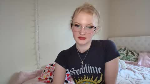 Snapshot of petite_cupcake chatting on 05-05-26, 07:44 Little cupcake online show from 05-05-26, 07:44