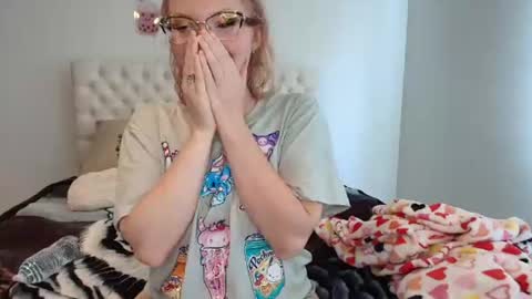 Snapshot of petite_cupcake chatting on 07-17-26, 06:24 Little cupcake online show from 07-17-26, 06:24