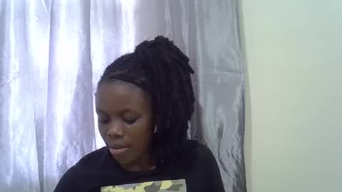 Snapshot of petite_melan chatting on 10-28-25, 10:19 petite_melan online show from 10-28-25, 10:19