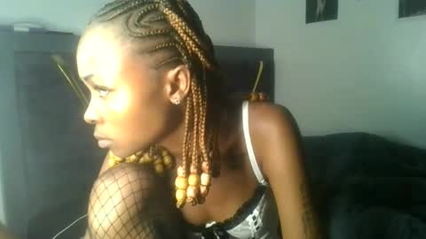 petite_queen69 online show from 05-30-26, 10:51