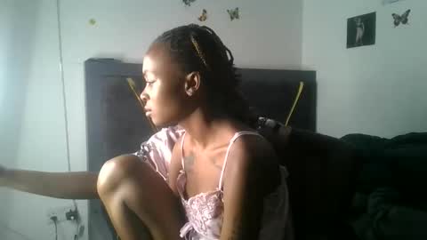 petite_queen69 online show from 06-10-26, 12:11