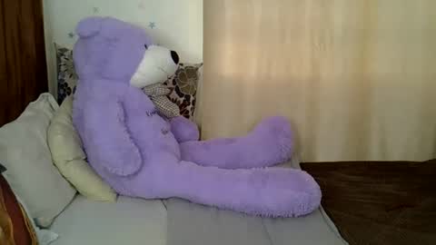 Snapshot of petitecaramell chatting on 12-17-25, 10:21 Caramel online show from 12-17-25, 10:21