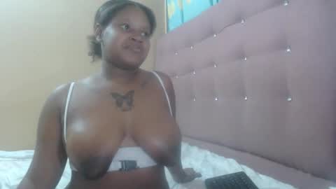 Snapshot of petitechocolatemommy chatting on 11-16-25, 12:27 petitechocolatemommy online show from 11-16-25, 12:27