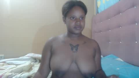 Snapshot of petitechocolatemommy chatting on 11-26-25, 01:06 petitechocolatemommy online show from 11-26-25, 01:06