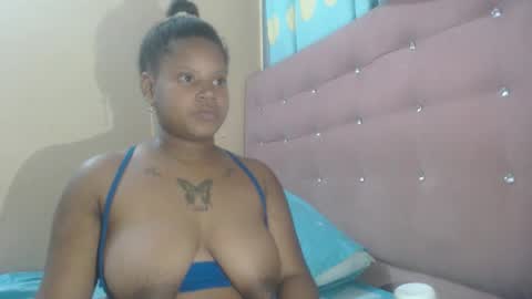 Snapshot of petitechocolatemommy chatting on 12-04-25, 08:45 petitechocolatemommy online show from 12-04-25, 08:45