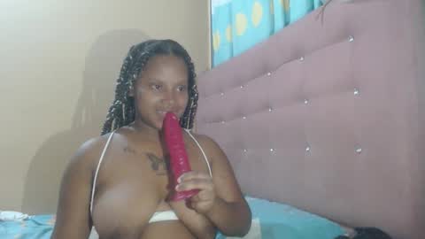 Snapshot of petitechocolatemommy chatting on 12-19-25, 07:48 petitechocolatemommy online show from 12-19-25, 07:48