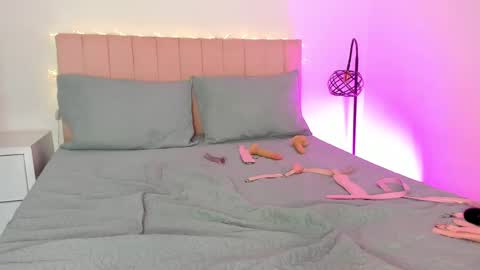 Snapshot of petitedanna chatting on 02-18-25, 12:28 Danna online show from 02-18-25, 12:28