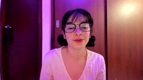 Snapshot of petitee_lunna chatting on 12-18-24, 03:26 Lunna online show from 12-18-24, 03:26