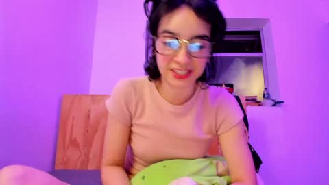 Snapshot of petitee_lunna chatting on 12-21-24, 02:19 Lunna online show from 12-21-24, 02:19