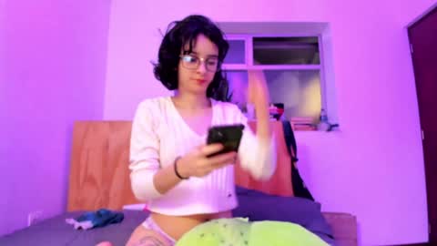 Snapshot of petitee_lunna chatting on 01-01-25, 02:51 Lunna online show from 01-01-25, 02:51