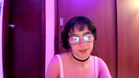 Snapshot of petitee_lunna chatting on 03-01-25, 01:53 Lunna online show from 03-01-25, 01:53