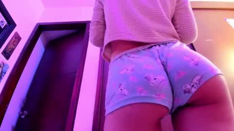 Snapshot of petitee_lunna chatting on 03-03-25, 03:52 Lunna online show from 03-03-25, 03:52