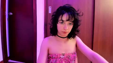 Snapshot of petitee_lunna chatting on 03-08-25, 01:17 Lunna online show from 03-08-25, 01:17