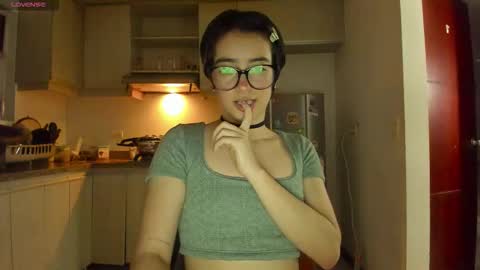 Snapshot of petitee_lunna chatting on 02-14-26, 01:35 Lunna online show from 02-14-26, 01:35