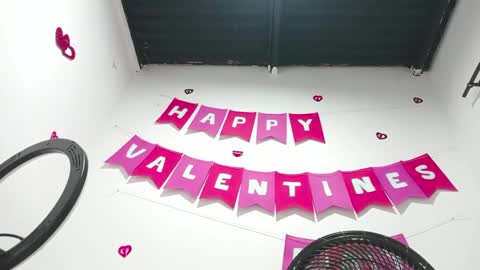 Snapshot of petiteivoryqueen chatting on 02-20-25, 04:18 danna online show from 02-20-25, 04:18