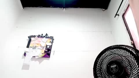 Snapshot of petiteivoryqueen chatting on 09-27-25, 06:24 danna online show from 09-27-25, 06:24