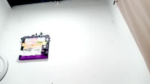 Snapshot of petiteivoryqueen chatting on 10-31-25, 03:18 danna online show from 10-31-25, 03:18