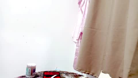 Snapshot of petiteivoryqueen chatting on 07-27-26, 02:07 danna online show from 07-27-26, 02:07