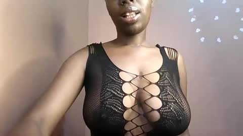 Snapshot of petitemomma76379 chatting on 06-09-26, 06:47 sexy chocolate online show from 06-09-26, 06:47