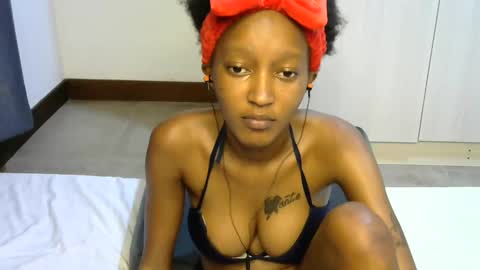 Snapshot of petitpearl chatting on 03-06-25, 01:48 petitpearl online show from 03-06-25, 01:48