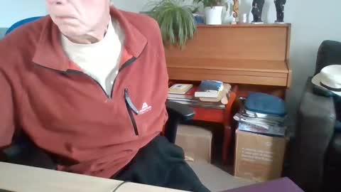 Snapshot of petitwilly chatting on 02-19-25, 10:12 petitwilly online show from 02-19-25, 10:12