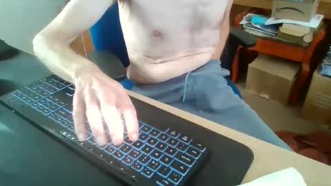 Snapshot of petitwilly chatting on 11-26-25, 09:21 petitwilly online show from 11-26-25, 09:21