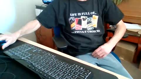 Snapshot of petitwilly chatting on 03-19-26, 09:35 petitwilly online show from 03-19-26, 09:35