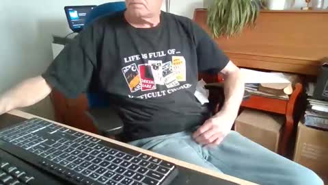 Snapshot of petitwilly chatting on 03-25-26, 09:26 petitwilly online show from 03-25-26, 09:26