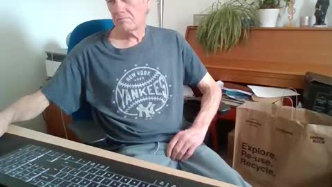 Snapshot of petitwilly chatting on 04-09-26, 08:42 petitwilly online show from 04-09-26, 08:42