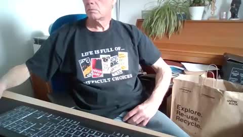 Snapshot of petitwilly chatting on 04-11-26, 11:14 petitwilly online show from 04-11-26, 11:14