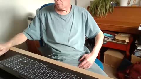 Snapshot of petitwilly chatting on 04-21-26, 11:38 petitwilly online show from 04-21-26, 11:38