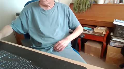 Snapshot of petitwilly chatting on 04-29-26, 09:35 petitwilly online show from 04-29-26, 09:35