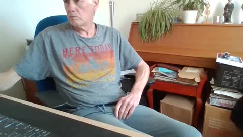 Snapshot of petitwilly chatting on 04-30-26, 09:04 petitwilly online show from 04-30-26, 09:04