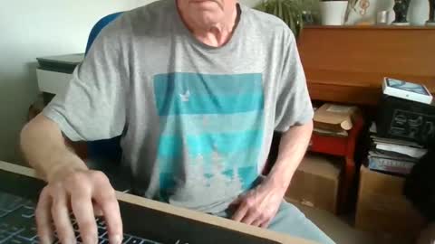 Snapshot of petitwilly chatting on 05-05-26, 03:42 petitwilly online show from 05-05-26, 03:42