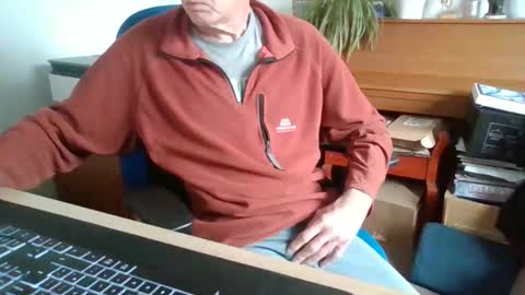 Snapshot of petitwilly chatting on 05-19-26, 08:31 petitwilly online show from 05-19-26, 08:31