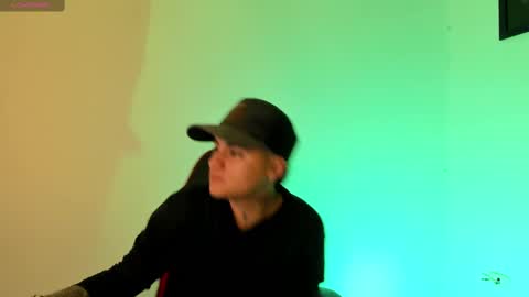 Snapshot of peytonbox chatting on 09-19-25, 11:33 peytonbox online show from 09-19-25, 11:33