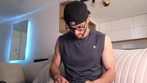 Snapshot of phantom_bigger1 chatting on 01-08-26, 01:24 phantom_bigger1 online show from 01-08-26, 01:24