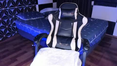 Snapshot of philhotbody chatting on 02-27-25, 10:48 AJ online show from 02-27-25, 10:48