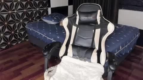 Snapshot of philhotbody chatting on 03-09-25, 03:32 AJ online show from 03-09-25, 03:32