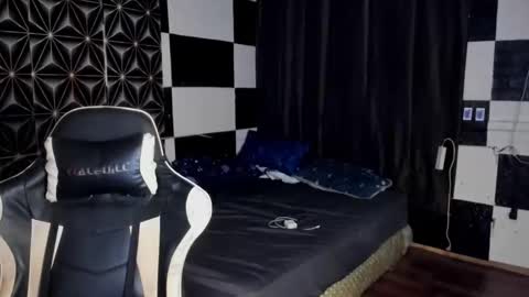 Snapshot of philhotbody chatting on 11-19-25, 10:26 AJ online show from 11-19-25, 10:26