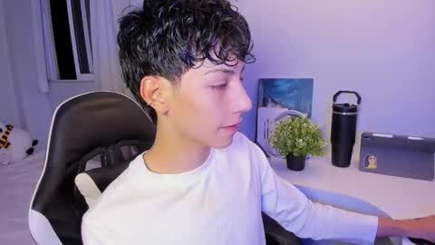 Snapshot of philipe_moonlight_ chatting on 10-17-25, 04:59 Phil. INDEPENDENT MODEL online show from 10-17-25, 04:59