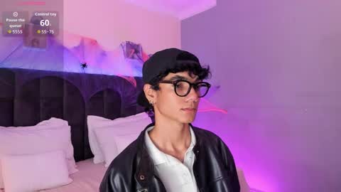 Snapshot of phillicious_ chatting on 10-21-25, 11:38 Phillip online show from 10-21-25, 11:38